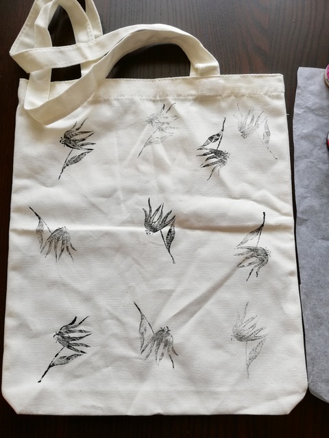 Stemplowanie farbą do tkanin na torbie