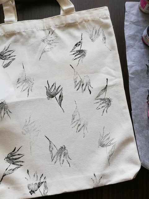 Wzór stworzonym ręcznie zrobionym stemplem na tkaninie