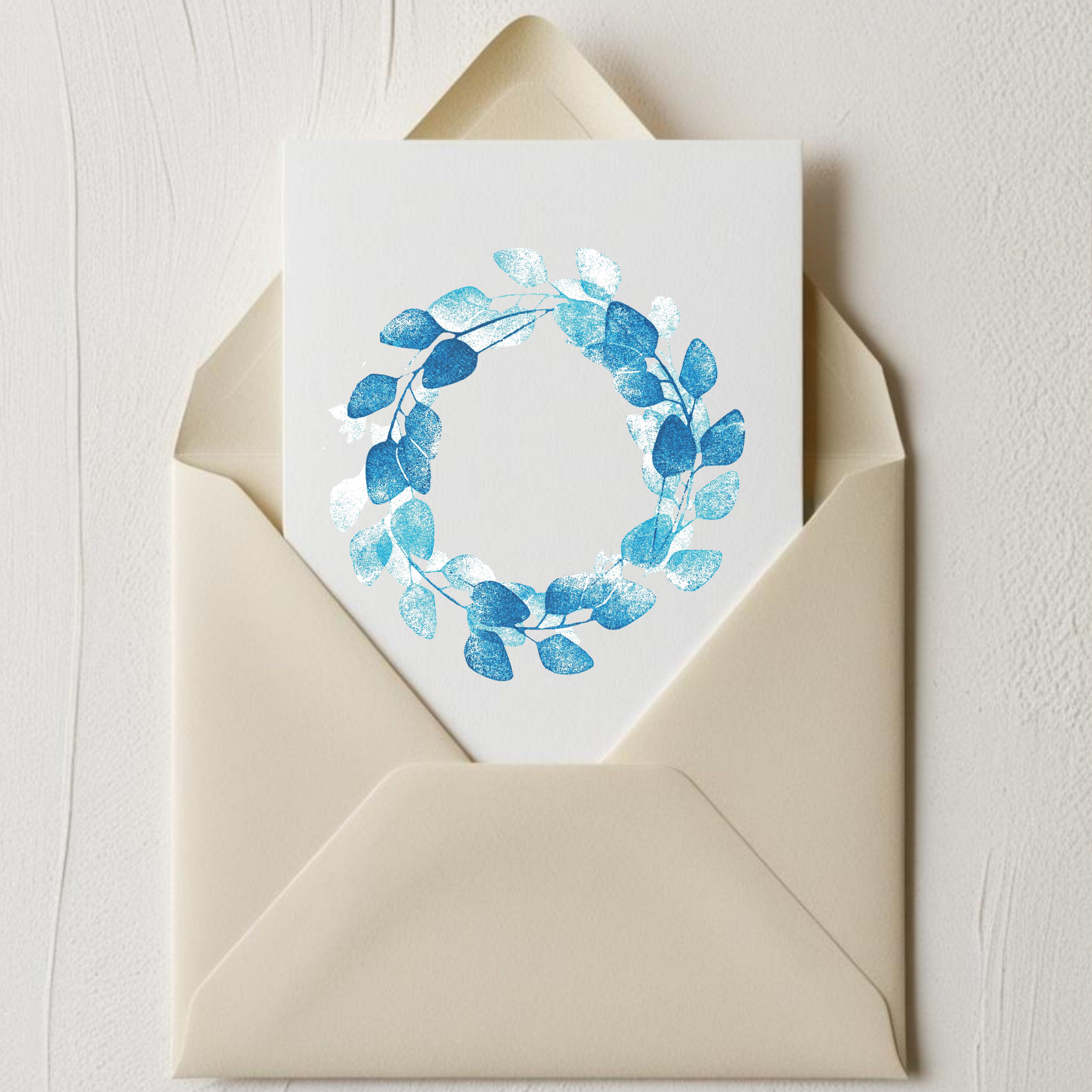 Niebieski wianek z liści w stylu stempla – ręcznie rzeźbiona ilustracja botaniczna z wyraźną fakturą, cyfrowa grafika do teł i projektów kreatywnych.