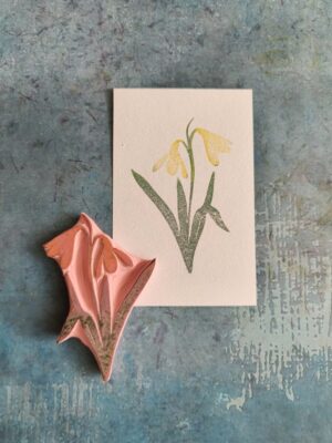 Stempel z przebiśniegiem odbity na kartce, delikatny botaniczny wzór do scrapbookingu i kartek handmade